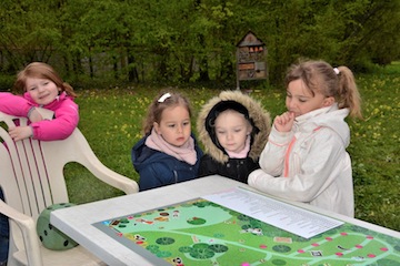 enfants devant le jeu de l'oie au verger d'asnières sur oise