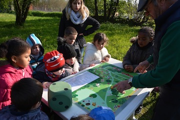 On se concentre devant le jeu de l'oie de l'association "autour du verger"