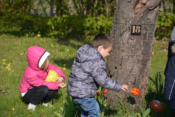 les enfants en quête du trésor de Pâques