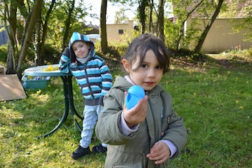 les enfants montrent leur trouvaille 