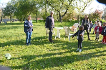 Les enfants lancent le dé géant du jeu de l'oie