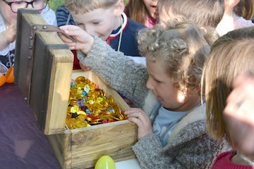 Enfant devant le coffre au trésor