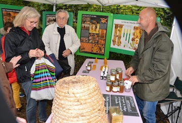 Petits et Grands pressent les pommes du verger d'Asnières sur oise