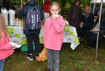 On se sert en jus de pomme fraichement pressé