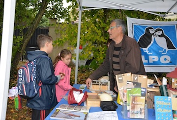 Bouteilles peintes par les enfants au Verger d'Asnières sur Oise