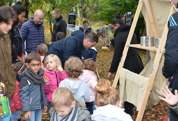 Enfants devant leurs travaux à la Fête de la Pomme