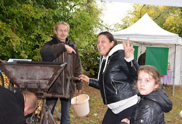 Service de jus de pommes au Verger d'Asnières sur Oise