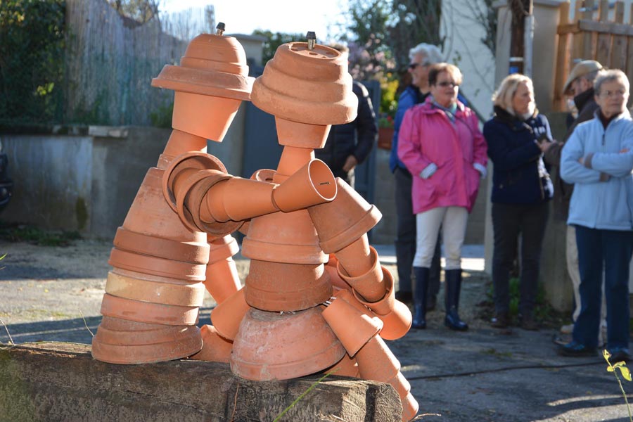 les amoureux s'exposent devant les visiteurs