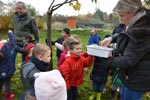 distribution des boules de graisse aux enfants d'Asnières sur Oise
