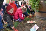 les enfants plantent les bulbes pour fleurir le verger