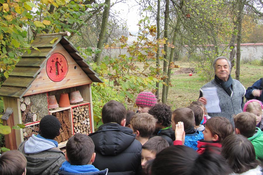 les enfants observent l'hôtel à insectes