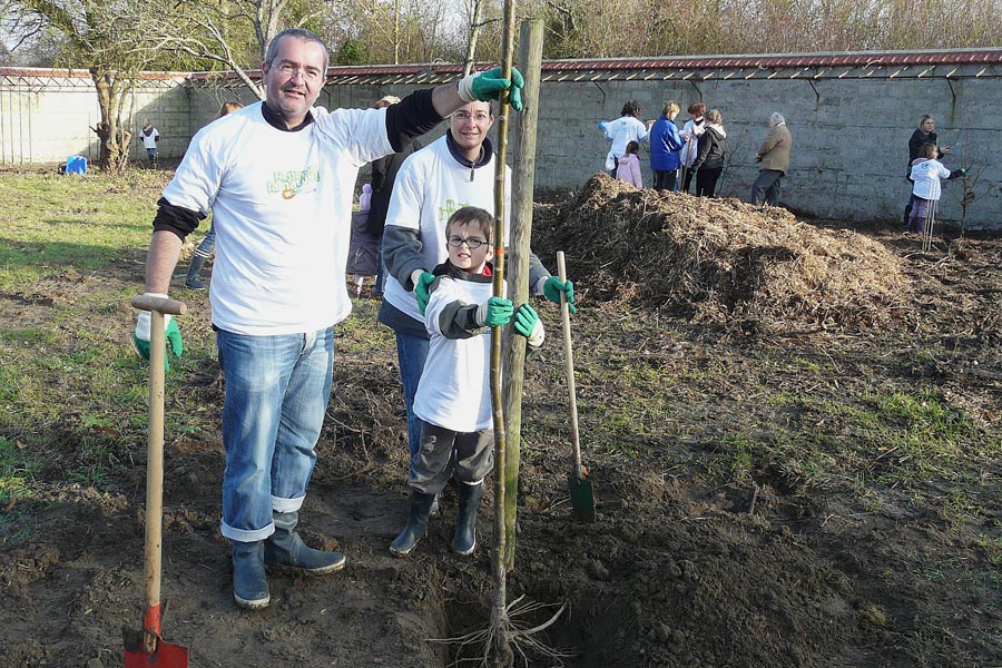 les enfants des écoles plantent un arbre au verger